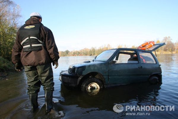 Russian Oka car turned into motor boat - Sputnik International
