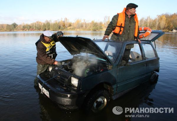 Russian Oka car turned into motor boat - Sputnik International