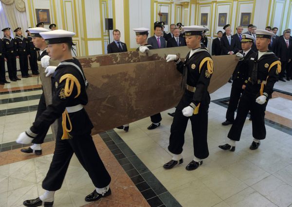 Flag of Russia's legendary Varyag cruiser heads home - Sputnik International