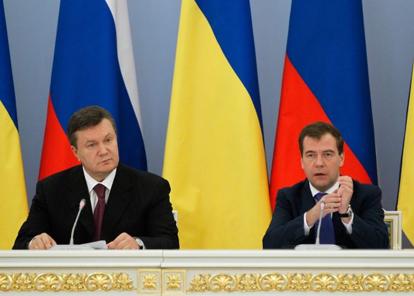 Viktor Yanukovych and Dmitry Medvedev - Sputnik International