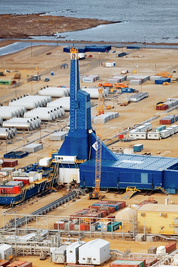 Yastreb [Hawk] ground drilling rig at Chaivo deposit located 8-11 km offshore and developed in line with the Sakhalin-I project.  - Sputnik International