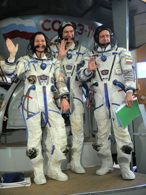 Catherine Coleman,Paolo Nespoli and  Dmitry Kondratyev (left to right) - Sputnik International