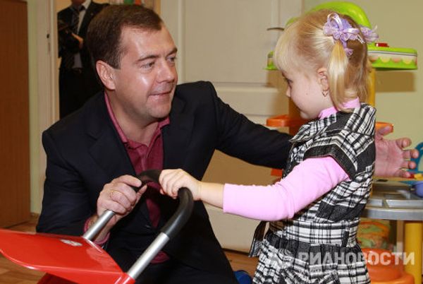 Dmitry Medvedev visits a gym and a kindergarten - Sputnik International