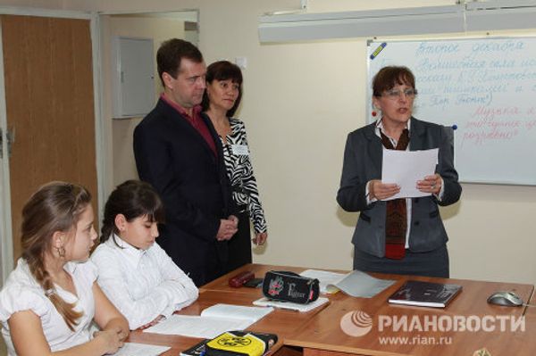 Dmitry Medvedev visits a gym and a kindergarten - Sputnik International