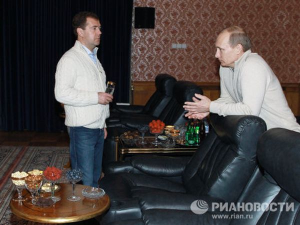 Informal meeting between Medvedev and Putin Informal meeting between Medvedev and Putin - Sputnik International