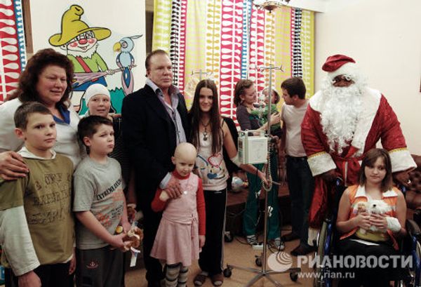 Mickey Rourke and Alain Delon meet with young cancer patients - Sputnik International