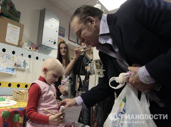 Mickey Rourke and Alain Delon meet with young cancer patients - Sputnik International