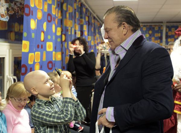 Mickey Rourke and Alain Delon meet with young cancer patients - Sputnik International