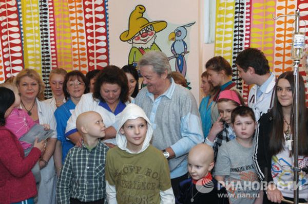Mickey Rourke and Alain Delon meet with young cancer patients - Sputnik International
