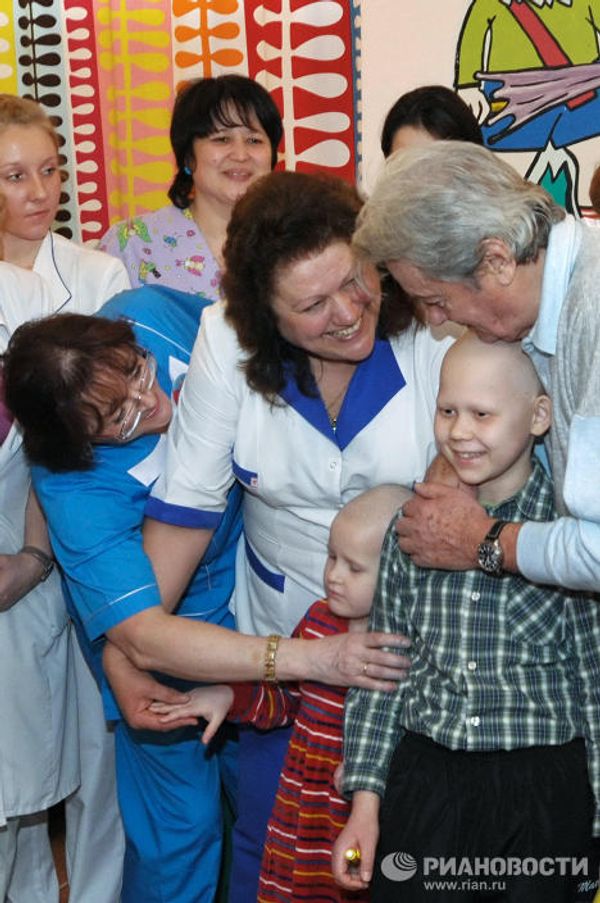 Mickey Rourke and Alain Delon meet with young cancer patients - Sputnik International