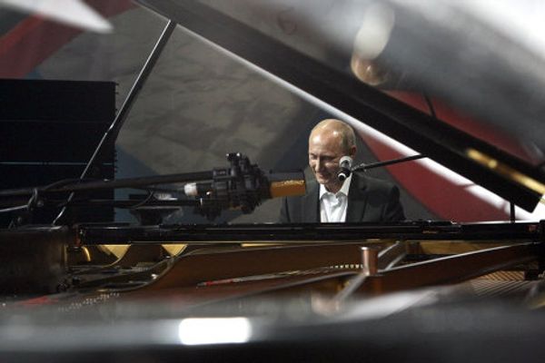 Vladimir Putin plays piano, sings in English at charity event Vladimir Putin plays piano, sings in English at charity event - Sputnik International
