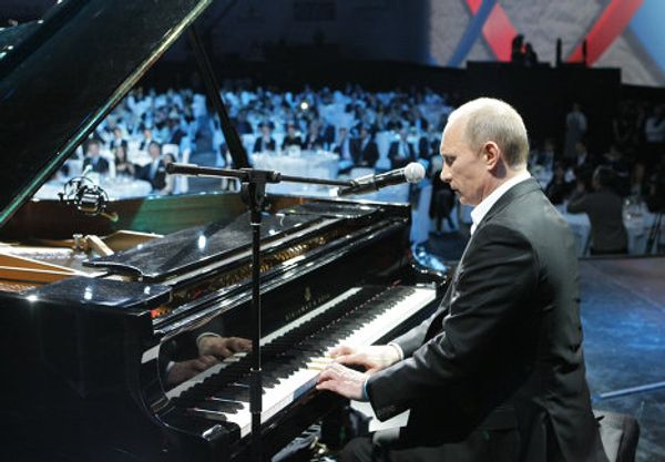 Vladimir Putin plays piano, sings in English at charity event Vladimir Putin plays piano, sings in English at charity event - Sputnik International