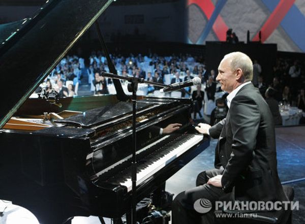 Vladimir Putin plays piano, sings in English at charity event Vladimir Putin plays piano, sings in English at charity event - Sputnik International