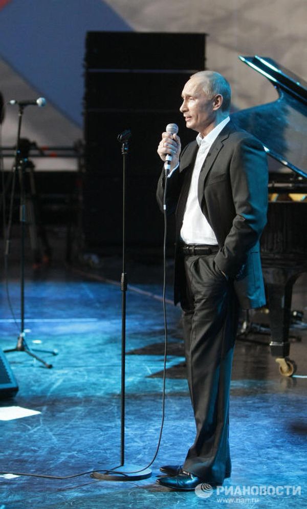 Vladimir Putin plays piano, sings in English at charity event Vladimir Putin plays piano, sings in English at charity event - Sputnik International