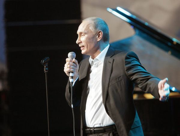 Vladimir Putin plays piano, sings in English at charity event Vladimir Putin plays piano, sings in English at charity event - Sputnik International