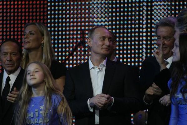Vladimir Putin plays piano, sings in English at charity event Vladimir Putin plays piano, sings in English at charity event - Sputnik International
