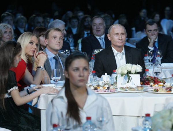 Vladimir Putin plays piano, sings in English at charity event Vladimir Putin plays piano, sings in English at charity event - Sputnik International