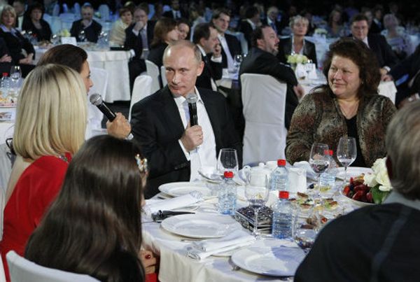 Vladimir Putin plays piano, sings in English at charity event Vladimir Putin plays piano, sings in English at charity event - Sputnik International
