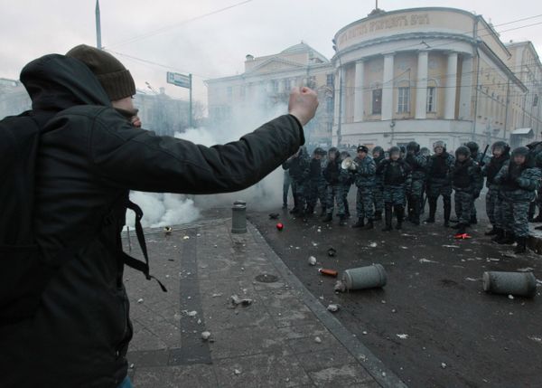 Some 1,000 hooligans and nationalists protesting Sviridov's death gathered on central Moscow's Manezh Square. They ignored police demands to disperse.  - Sputnik International