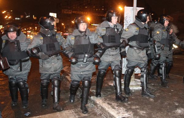 Over 3,000 riot police were on duty at Europa Square, near the capital's Kievsky train station, after reports that nationalists and migrants from Russia's North Caucasus were planning to clash. - Sputnik International