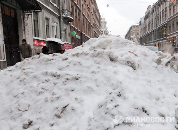 St. Petersburg is buried under snow  - Sputnik International