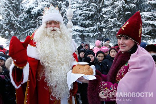 Kysh Babai meets Father Frost - Sputnik International