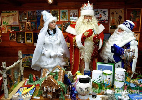 Kysh Babai meets Father Frost - Sputnik International