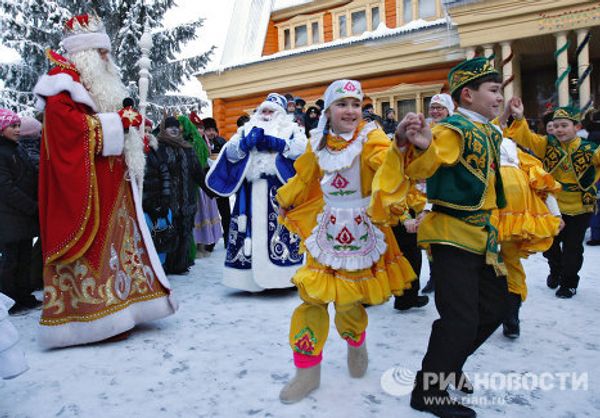 Kysh Babai meets Father Frost - Sputnik International