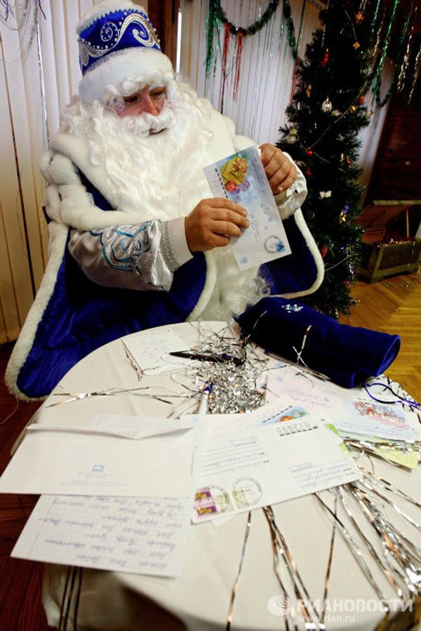 Kysh Babai meets Father Frost - Sputnik International