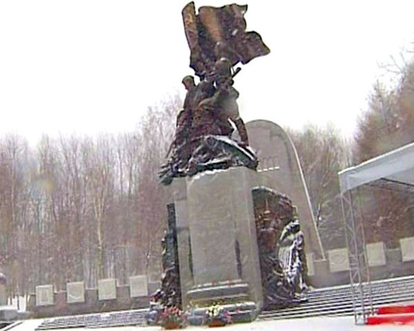 Little support for those who destroy the memory of heroes – Putin  - Sputnik International
