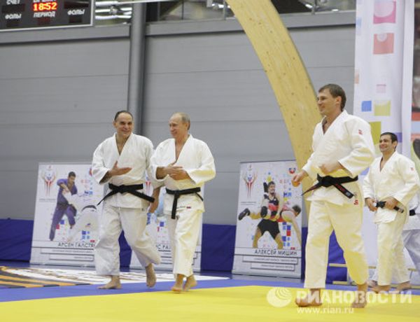 Vladimir Putin takes part in Russian wrestling practice  - Sputnik International