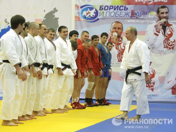 Vladimir Putin takes part in Russian wrestling practice  - Sputnik International