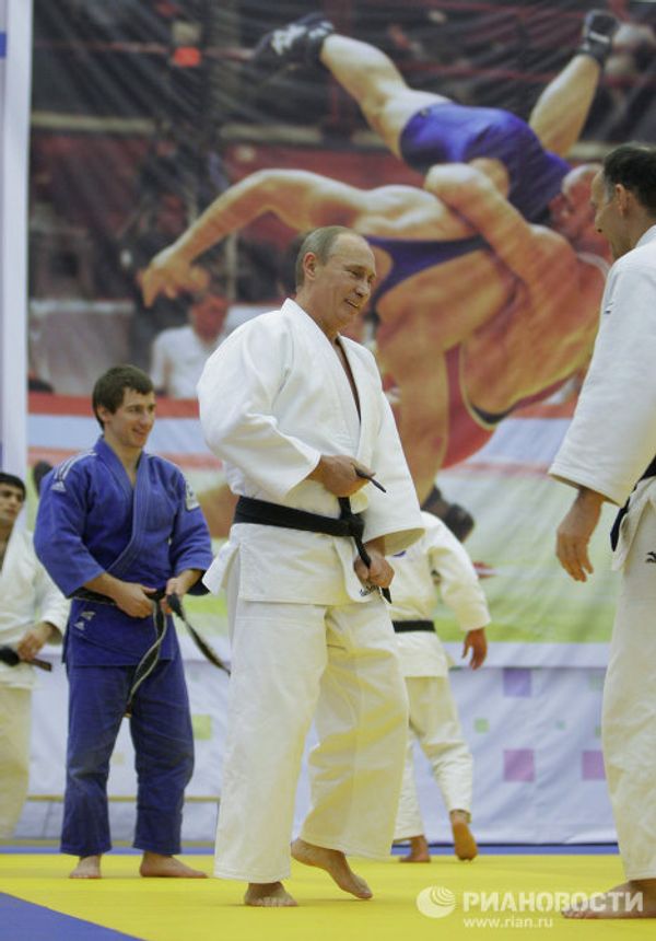 Vladimir Putin takes part in Russian wrestling practice  - Sputnik International