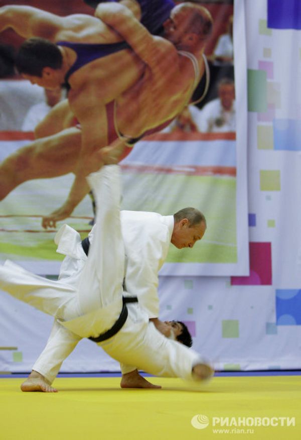 Vladimir Putin takes part in Russian wrestling practice  - Sputnik International