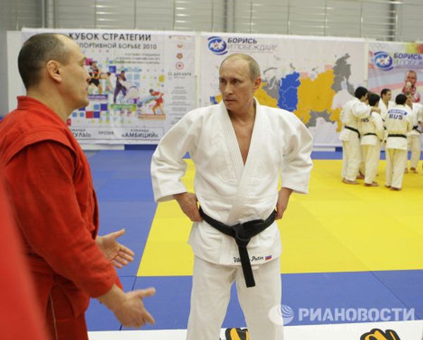 Vladimir Putin takes part in Russian wrestling practice  - Sputnik International