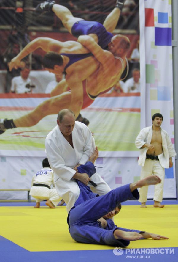 Vladimir Putin takes part in Russian wrestling practice  - Sputnik International