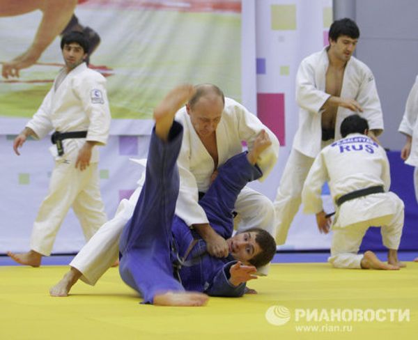 Vladimir Putin takes part in Russian wrestling practice  - Sputnik International