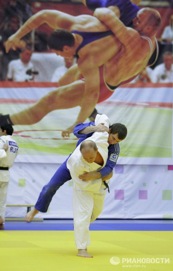 Vladimir Putin takes part in Russian wrestling practice  - Sputnik International