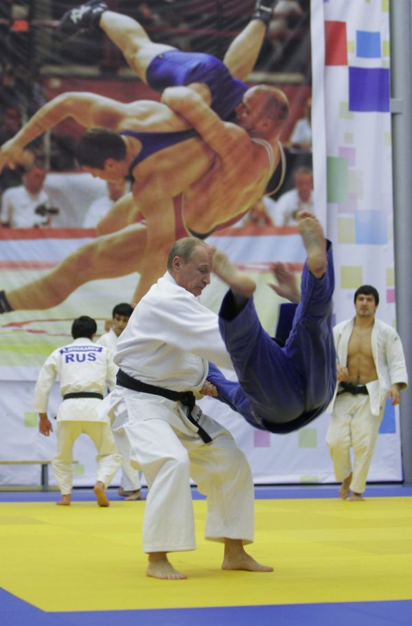 Vladimir Putin takes part in Russian wrestling practice  - Sputnik International