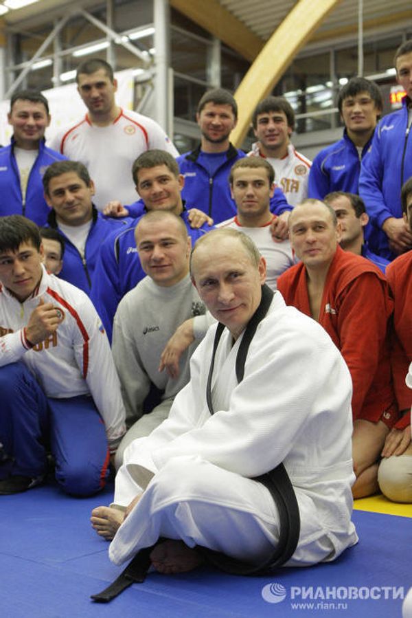 Vladimir Putin takes part in Russian wrestling practice  - Sputnik International