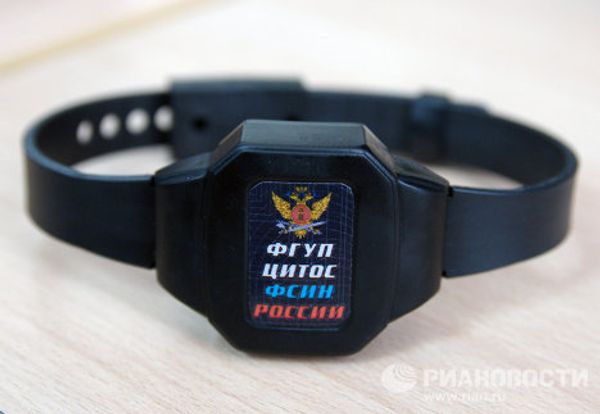 Testing new electronic bracelets for offenders Testing new electronic bracelets for offenders - Sputnik International