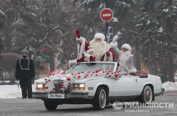 Father Frost arrives at the Kremlin’s Sobornaya Square Father Frost arrives at the Kremlin’s Sobornaya Square - Sputnik International