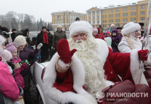 Father Frost arrives at the Kremlin’s Sobornaya Square Father Frost arrives at the Kremlin’s Sobornaya Square - Sputnik International