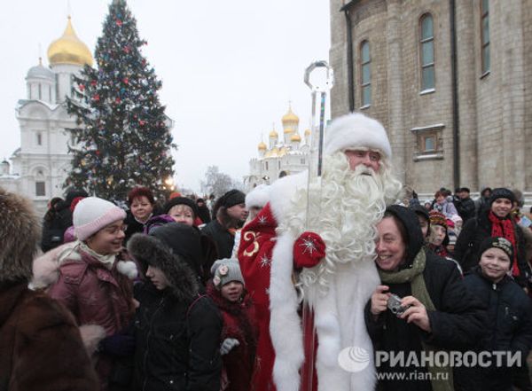 Father Frost arrives at the Kremlin’s Sobornaya Square Father Frost arrives at the Kremlin’s Sobornaya Square - Sputnik International