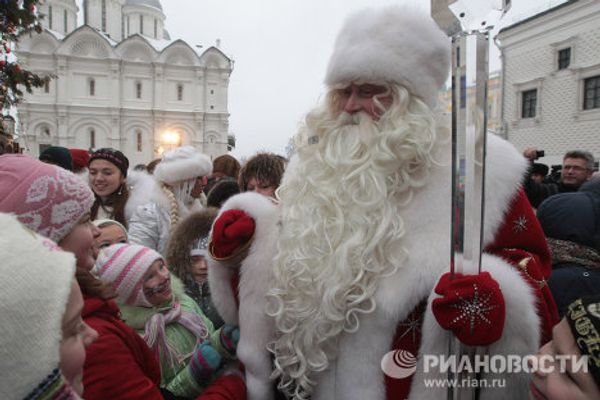 Father Frost arrives at the Kremlin’s Sobornaya Square Father Frost arrives at the Kremlin’s Sobornaya Square - Sputnik International
