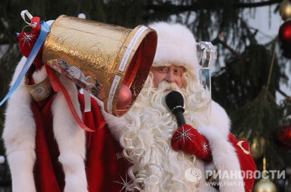 Father Frost arrives at the Kremlin’s Sobornaya Square Father Frost arrives at the Kremlin’s Sobornaya Square - Sputnik International