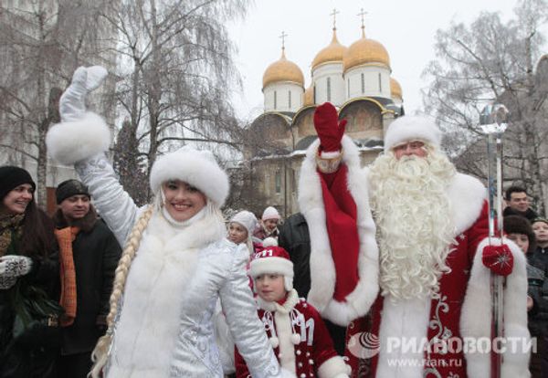 Father Frost arrives at the Kremlin’s Sobornaya Square Father Frost arrives at the Kremlin’s Sobornaya Square - Sputnik International