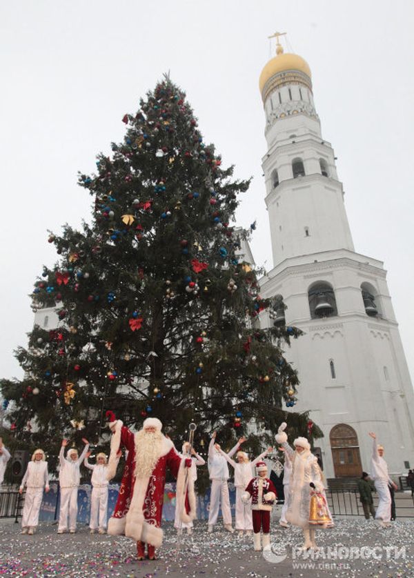 Father Frost arrives at the Kremlin’s Sobornaya Square Father Frost arrives at the Kremlin’s Sobornaya Square - Sputnik International