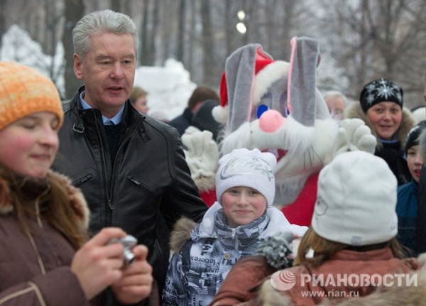 Moscow mayor on tour: dancing with SpongeBob and New Year party with Father Frost - Sputnik International