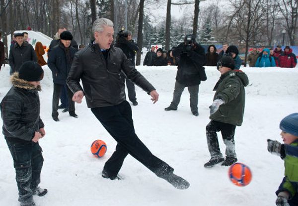 Moscow mayor on tour: dancing with SpongeBob and New Year party with Father Frost - Sputnik International